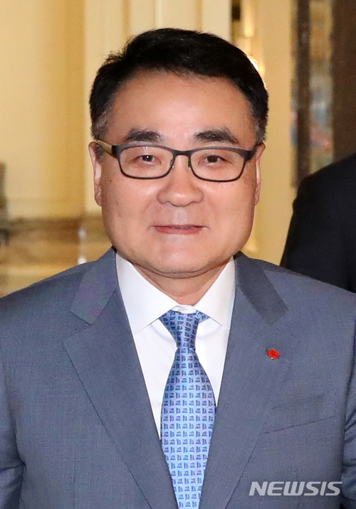 【인천=뉴시스】김선웅 기자 = 장선욱 롯데면세점 대표가 30일 인천 영종도 파라다이스 시티 호텔에서 열린 인천국제공항 제1여객터미널 DF1, DF5 면세점 사업자 선정을 위한 경쟁 프레젠테이션(PT)에 참석하기 위해 입장하고 있다.&nbsp; 이번 PT에는 롯데면세점, 신라면세점, 신세계디에프, 두타면세점이 참가한다. 2018.05.30. mangusta@newsis.com