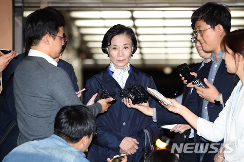 【서울=뉴시스】김선웅 기자 = 직원과 수행기사에 대한 폭언·폭행 혐의로 이틀만에 재소환된 이명희 일우재단 이사장(조양호 한진그룹 회장의 부인)이 30일 오후 서울 종로구 서울지방경찰청 광역수사대에서 조사를 마친 후 귀가하고 있다. 2018.05.30. mangusta@newsis.com