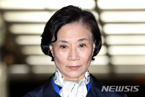 【서울=뉴시스】김선웅 기자 = 직원과 수행기사에 대한 폭언·폭행 혐의로 이틀만에 재소환된 이명희 일우재단 이사장(조양호 한진그룹 회장의 부인)이 30일 오후 서울 종로구 서울지방경찰청 광역수사대에서 조사를 마친 후 귀가하고 있다. 2018.05.30.&nbsp; mangusta@newsis.com