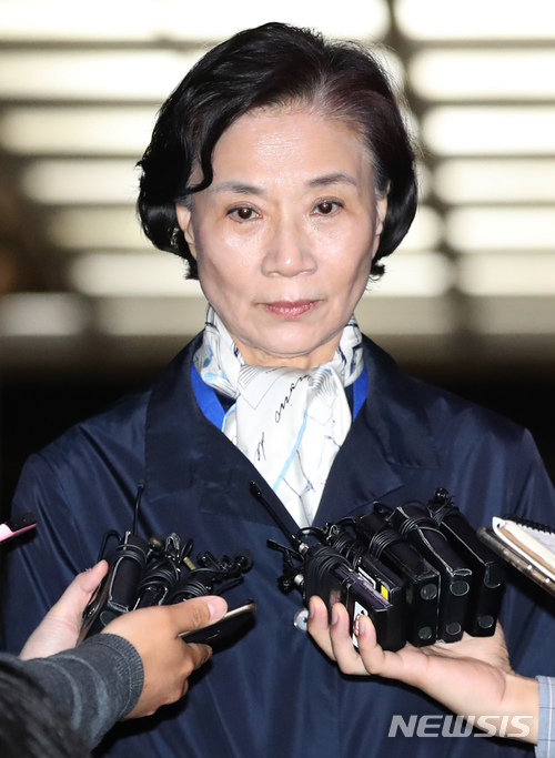 【서울=뉴시스】김선웅 기자 = 직원과 수행기사에 대한 폭언·폭행 혐의로 이틀만에 재소환된 이명희 일우재단 이사장(조양호 한진그룹 회장의 부인)이 30일 오후 서울 종로구 서울지방경찰청 광역수사대에서 조사를 마친 후 귀가하고 있다. 2018.05.30. mangusta@newsis.com