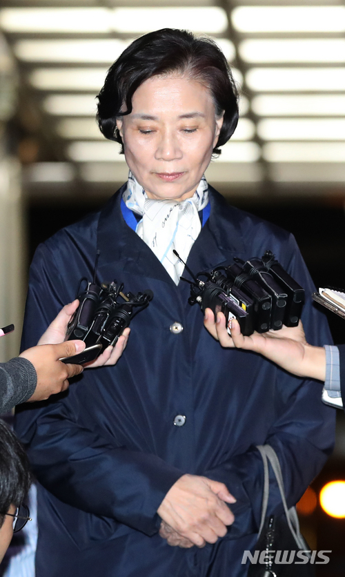 【서울=뉴시스】김선웅 기자 = 직원과 수행기사에 대한 폭언·폭행 혐의로 이틀만에 재소환된 이명희 일우재단 이사장(조양호 한진그룹 회장의 부인)이 30일 오후 서울 종로구 서울지방경찰청 광역수사대에서 조사를 마친 후 귀가하고 있다. 2018.05.30. mangusta@newsis.com