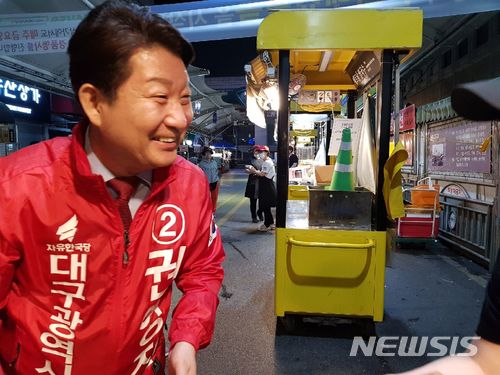 【대구=뉴시스】정창오 기자 = 자유한국당 권영진 대구시장 후보가 31일 오전 대구 중구 서문시장을 찾아 상인에게 지지를 당부하고 있다. 2018.05.31. jco@newsis.com