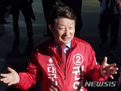 【대구=뉴시스】정창오 기자 = 자유한국당 권영진 대구시장 후보가 지난달 31일 오전 대구 중구 서문시장을 찾아 청년 상인들과 이야기를 나누고 있다. 2018.06.02.&nbsp; jco@newsis.com