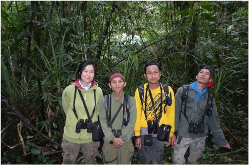 【서울=뉴시스】 인도네시아 자바 현지에서 자바긴팔원숭이를 연구 중인 이화여대 에코과학부 영장류 연구팀.