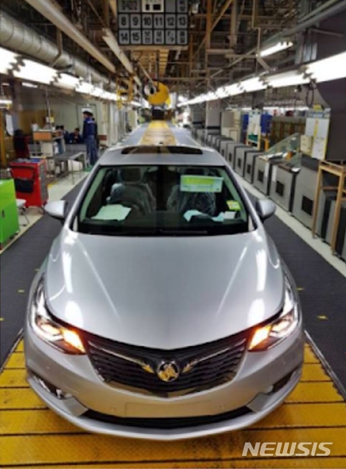  【군산=뉴시스】고석중 기자 = 한국지엠 군산공장이 미국 제너럴모터스(GM)의 방침에 따라 31일 폐쇄됐다. 사진은 지난 2월7일 오후 2시7분께 올 뉴 크루즈가 지엠 군산공장 최종라인에서 출고 되고 있는 장면, 2018.05.31. (사진=독자 제공) photo@newsis.com