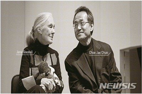 【서울=뉴시스】 세계적인 영장류 학자 제인 구달 케임브리지대학교 동물행동학 교수(왼쪽)와 국내 대표적 권위자 최재천 교수(오른쪽).