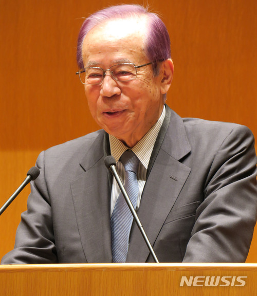 【도쿄=뉴시스】 조윤영 특파원 = 31일 일본 도쿄에 위치한 게이오대학교에서 통일부, 경남대학교 극동문제연구소, 북한대학원대학교, 게이오대학교 현대한국연구센터 공동주최로 '2018 한반도 국제포럼'이 개최됐다. 후쿠다 야스오 전 일본 총리가 참석해 축사를 하고 있다. 2018.05.31.yuncho@newsis.com