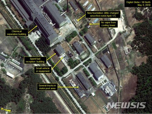 【서울=뉴시스】지난 6일 영변을 촬영한 위성사진 분석 결과 핵연료 재처리시설인 방사화학연구소에서 재처리를 위한 초기 준비로 보이는 움직임이 포착됐다고 미 '38 노스'가 30일(현지시간) 보도했다. <사진 출처 : 38 노스> 2018.5.31 