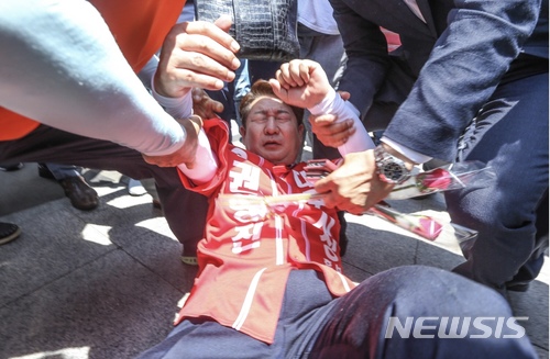 【대구=뉴시스】박준 기자 = 제7회 전국동시지방선거에서 대구시장에 출마한 자유한국당 권영진 후보가 31일 낮 12시30분께 대구시 중구 반월당에서 출정식 중 한 여성의 폭행으로 허리와 꼬리뼈 등을 다쳤다. 사진은 넘어진 권 후보의 모습. 2018.05.31 (사진=경북일보 제공) photo@newsis.com 