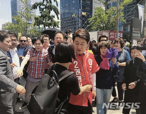 【대구=뉴시스】김덕용 기자 = 대구시장에 출마한 자유한국당 권영진 후보가 31일 낮 12시30분께 대구시 중구 반월당에서 출정식 중 한 여성의 폭행으로 허리와 꼬리뼈 등을 다쳤다. 사진은 권 후보가 폭행을 당하기 직전의 모습이다. 2018.05.31(사진=권영진 후보 선거캠프 제공)photo@newsis.com