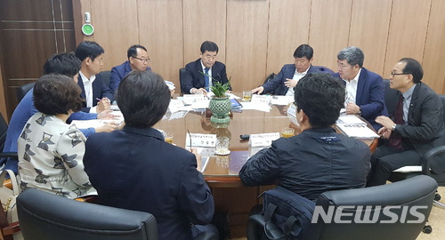 【울산=뉴시스】박일호 기자 = 31일 오전 울산시 동구청 2층 부구청장실에서 엄주권 부구청장과 박한출 한국디자인진흥원 본부장, 관계 공무원 등이 참석한 가운데 '방어진항 글로벌 문화거리, 방어진 역사거리 건축물 입면디자인 개선사업 착수보고회'가 열리고 있다. 2018.05.31. (사진=울산 동구 제공) piho@newsis.com