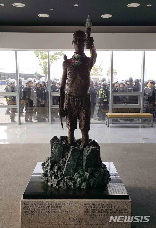 【부산=뉴시스】 하경민 기자 = 31일 부산 남구 일제강제동원역사관 로비에 일본총영사관 인근에서 강제철거된 강제징용 노동자상이 임시보관 중이다. 2018.05.31. (사진=부산경찰청 제공)yulnetphoto@newsis.com