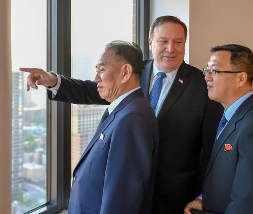 【서울=뉴시스】마이크 폼페이오 미국 국무장관이지난해 5월30일(현지시간) 뉴욕에서 만찬을 시작하기 전 김영철 북한 노동당 부위원장(왼쪽)에게 뉴욕의 스카이라인을 가르켜 보이고 있다. <사진출처: 국무부 홈페이지> 2019.01.15