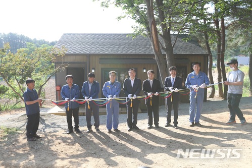 【포항=뉴시스】강진구 기자 = 포스코 포항제철소는 31일 오후 경북 포항시 북구 노숙인요양시설인 포항들꽃마을에서 스틸하우스 40호 준공식을 개최했다.사진 왼쪽 세 번째부터 곽종건 포스코 설비기술부장, 정연대 포항시 복지국장, 전광진 포항들꽃마을 엘마노 신부, 박원진 기아대책 대구경북 본부장 등이 테이프를 커팅하고 있다.2018.05.31.(사진=포스코 제공) photo@newsis.com