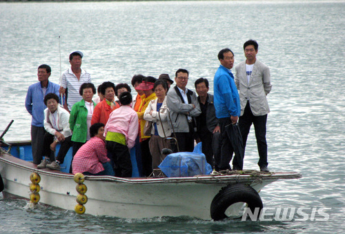【신안=뉴시스】박상수 기자 = 6·13지방선거 투표소가 설치되지 않은 전남 신안의 작은 섬 유권자들에게 교통편이 제공되지 않아 참정권 포기가 우려되고 있다. 사진은 지난 2014년 지방선거에서 신안군 압해읍 효지리 주민들이 소중한 한표를 행사하기 위해 투표소가 설치된 압해읍 복룡리로 선박을 이용해 나오고 있다. 2018.05.29. (사진=뉴시스DB) photo@newsis.com