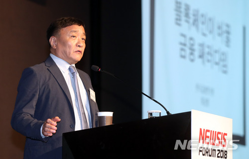 【서울=뉴시스】임태훈 기자 = 31일 오전 서울 중구 플라자호텔에서 열린 창간 17주년 기념 2018 뉴시스 금융 포럼에서 최공필 한국금융연구원 미래금융연구센터장이 '블록체인과 금융의 미래'을 주제로 강연하고 있다. 2018.05.31. taehoonlim@newsis.com