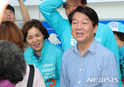 【서울=뉴시스】배훈식 기자 = 제7회 전국동시지방선거 공식 선거운동이 시작된 31일 오전 서울 구로구 개봉역 앞에서 안철수 바른미래당 서울시장 후보가 지지를 호소하고 있다. 2018.05.31. dahora83@newsis.com