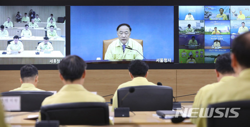 【세종=뉴시스】강종민 기자 = 홍남기 국무조정실장이 31일 오전 서울-세종 영상 AI·구제역 상황점검 및 대책회의에서 모두발언을 하고 있다. 2018.05.31.&nbsp; ppkjm@newsis.com