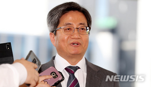 【서울=뉴시스】 추상철 기자 = 김명수 대법원장이 31일 오전 서울 서초구 대법원으로 출근하며 취재진의 질문에 답변하고 있다. 2018.05.31. scchoo@newsis.com