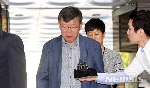 【서울=뉴시스】 추상철 기자 = 박상범 전 삼성전자서비스 대표가 31일 오전 서울 서초구 서울중앙지방법원에서 구속전 피의자 심문(영장실질심사)을 받기 위해 법정으로 향하고 있다. 2018.05.31. scchoo@newsis.com