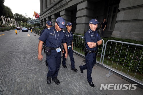 【싱가포르=뉴시스】조성봉 기자 = 싱가포르 경찰이 31일 오전 김창선 북한 국무위원회 부장을 비롯한 실무단의 숙소인 풀러턴 호텔에서 경계근무를 강화하고 있다. 이날 김 국무위원회 부장을 비롯한 북측 대표단 차량은 취재진을 따돌리고 다른 출구로 빠져나갔다. 2018.05.31suncho21@newsis.com