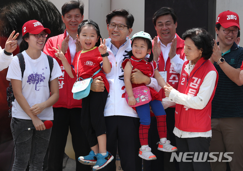 【서울=뉴시스】고승민 기자 = 제7회 전국동시지방선거 및 국회의원 재보궐선거를 약 2주 앞둔 31일 오전 서울역에서 자유한국당 김문수 서울시장 후보가 부인 설난영 여사, 딸 동주 씨와 사위 그리고 손주들을 소개시키고 있다.&nbsp; 2018.05.31. kkssmm99@newsis.com