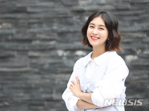 【서울=뉴시스】 조수정 기자 = 배우 박민지가 서울 충무로에서 뉴시스와의 인터뷰에 앞서 포즈를 취하고 있다. chocrystal@newsis.com