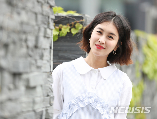 【서울=뉴시스】 조수정 기자 = 배우 박민지가 서울 충무로에서 뉴시스와의 인터뷰에 앞서 포즈를 취하고 있다. chocrystal@newsis.com