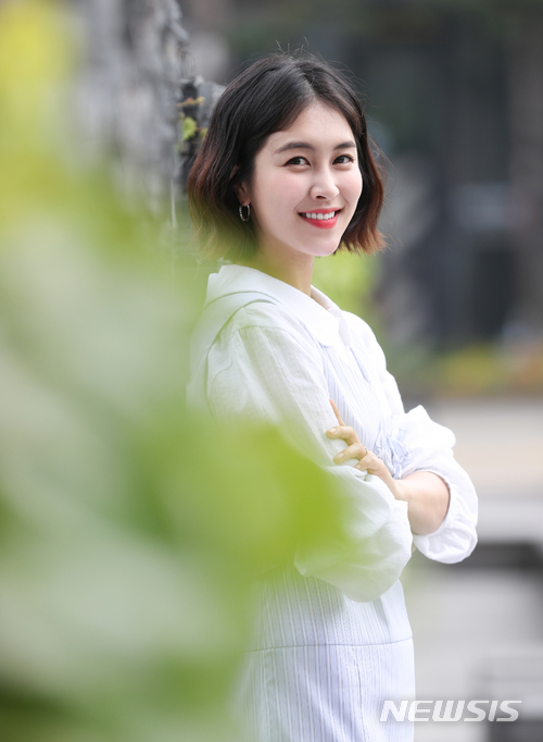 【서울=뉴시스】 조수정 기자 = 배우 박민지가 서울 충무로에서 뉴시스와의 인터뷰에 앞서 포즈를 취하고 있다. chocrystal@newsis.com