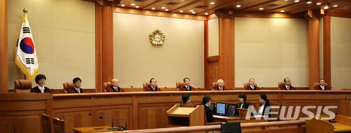 【서울=뉴시스】고범준 기자 = 이진성 헌법재판소장을 비롯한 헌법재판관들이 31일 오후 서울 종로구 재동 헌법재판소 대심판정에서 열린 5월 심판사건 선고를 위해 자리에 앉아 있다. 2018.05.31.&nbsp; bjko@newsis.com