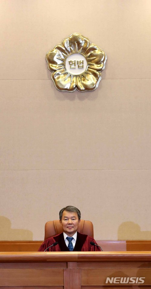 【서울=뉴시스】고범준 기자 = 이진성 헌법재판소장이 31일 오후 서울 종로구 재동 헌법재판소 대심판정에서 열린 5월 심판사건 선고를 위해 자리에 앉아 있다. 2018.05.31. bjko@newsis.com