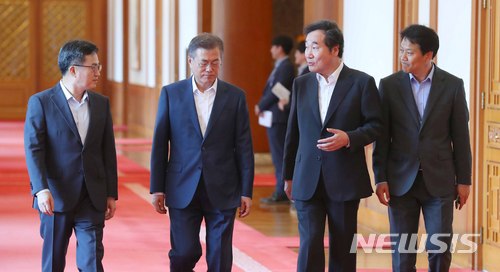 【서울=뉴시스】전신 기자 = 오른쪽부터 임종석 비서실장, 이낙연 국무총리, 문 대통령, 김동연 경제부총리. 2018.05.31. photo1006@newsis.com