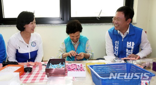 【인천=뉴시스】홍효식 기자 = 6.13 지방선거의 공식선거운동이 시작된 31일 오후 인천 동구 괭이부리마을 희망일터를 찾은 더불어민주당 상임선대위원장인 추미애(왼쪽) 대표와 박남춘 인천시장 후보가 노인들과 대화를 나누며 환하게 웃고 있다. 2018.05.31. yesphoto@newsis.com