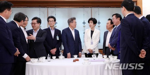 【서울=뉴시스】전신 기자 = 문재인 대통령이 31일 청와대 본관 충무실에서 열린 2018 국가재정전략회의에 앞서 참석자들과 사전 환담을 하고 있다. 왼쪽부터 박광온 정책위3정조위원장, 도종환 문화체육관광부 장관, 더불어민주당 홍영표 원내대표, 김동연 경제부총리, 이목희 일자리위원회 부위원장, 문 대통령, 김영주 고용노동부 장관. 2018.05.31. photo1006@newsis.com