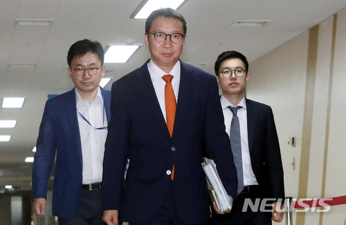 【서울=뉴시스】임태훈 기자 = 김학수 금융위원회 증권선물위원회 상임위원(감리위원장)이 31일 오후 서울 종로구 정부서울청사 금융위 대회의실에서 열린 삼성바이오로직스 3차 감리위원회의에 참석하고 있다. 2018.05.31. taehoonlim@newsis.com