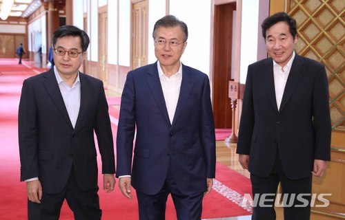 문재인 대통령이 이낙연(오른쪽) 국무총리, 김동연 경제부총리 겸 기획재정부 장관과 함께 나란히 서 있는 모습. 뉴시스 사진자료
