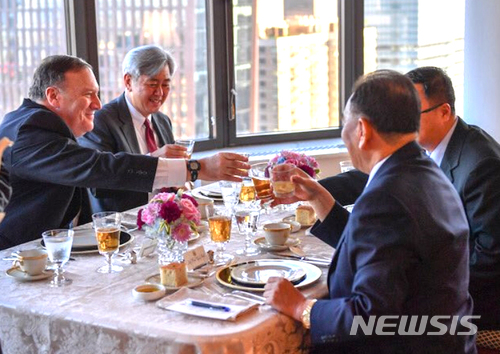 【서울=뉴시스】마이크 폼페이오(왼쪽) 미국 국무장관과 김영철(오른쪽) 북한 노동당 부위원장이 30일(현지시간) 미국 뉴욕에서 만찬을 갖고 있다. 2018.05.31. (사진=폼페이오 국무장관 트위터)&nbsp; photo@newsis.com 