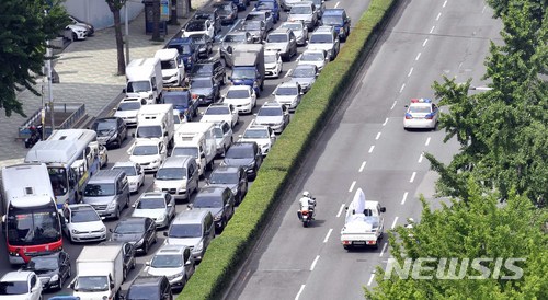 【부산=뉴시스】 하경민 기자 = 31일 부산 동구 일본총영사관 인근의 인도 한복판에 놓여진 강제징용 노동자상이 강제 철거된 이후 화물차에 실려 다른 장소로 이동하고 있다. 2018.05.31. yulnetphoto@newsis.com