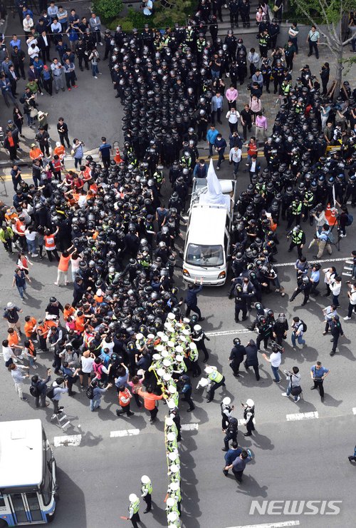 【부산=뉴시스】 하경민 기자 = 31일 부산 동구 일본총영사관 인근에서 동구청 직원 등이 인도 한복판에 놓여진 강제징용 노동자상을 강제 철거하자 노동자상을 실은 화물차를 막아서고 있다. 2018.05.31.&nbsp; yulnetphoto@newsis.com