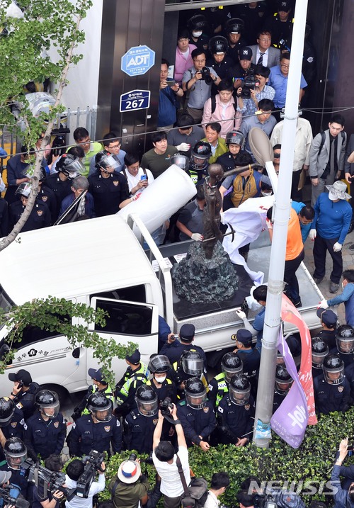 【부산=뉴시스】 하경민 기자 = 31일 부산 동구 일본총영사관 인근에서 동구청 직원 등이 인도 한복판에 놓여진 강제징용 노동자상을 강제 철거하고 있다. 2018.05.31. yulnetphoto@newsis.com