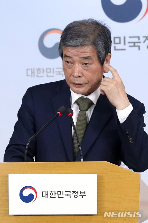 【서울=뉴시스】임태훈 기자 = 김진경 국가교육회의 대입제도개편특별위원회 위원장 겸 국가교육회의 상근위원이 31일 오후 서울 종로구 정부서울청사에서 '대학입시제도 개편 공론화 범위'를 발표를 마친 후 취재진의 질문을 듣고 있다. 2018.05.31. taehoonlim@newsis.com