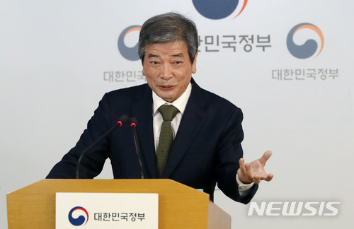 【서울=뉴시스】임태훈 기자 = 김진경 국가교육회의 대입제도개편특별위원회 위원장 겸 국가교육회의 상근위원이 31일 오후 서울 종로구 정부서울청사에서 '대학입시제도 개편 공론화 범위'를 발표를 마친 후 취재진의 질문을 듣고 있다. 2018.05.31. taehoonlim@newsis.com