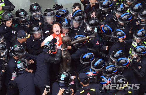 【부산=뉴시스】 하경민 기자 = 31일 부산 동구 일본총영사관 인근에서 동구청 직원 등이 인도 한복판에 놓여진 강제징용 노동자상을 강제 철거에 나선 가운데 경찰병력이 노동자상을 지키고 있던 시민단체 회원을 끌어내고 있다. 2018.05.31. yulnetphoto@newsis.com