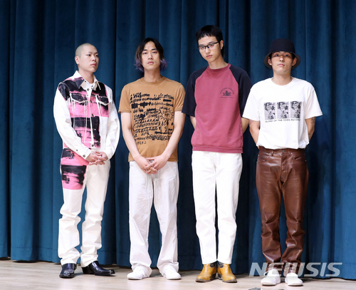 【서울=뉴시스】조수정 기자 = 그룹 혁오(HYUKOH)가 31일 오후 서울 여의도동 위워크에서 새 미니음반 ‘24: 하우 투 파인드 트루 러브 앤 해피니스(24: How to find true love and happiness)’발매 기념 기자간담회에 앞서 포즈를 취하고 있다. 왼쪽부터 오혁(보컬,기타) 임동건(베이스), 임현제(기타), 이인우(드럼). 2018.05.31. chocrystal@newsis.com