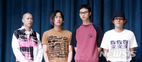 【서울=뉴시스】조수정 기자 = 그룹 혁오(HYUKOH)가 31일 오후 서울 여의도동 위워크에서 새 미니음반 ‘24: 하우 투 파인드 트루 러브 앤 해피니스(24: How to find true love and happiness)’발매 기념 기자간담회에 앞서 포즈를 취하고 있다. 왼쪽부터 오혁(보컬,기타) 임동건(베이스), 임현제(기타), 이인우(드럼). 2018.05.31. chocrystal@newsis.com