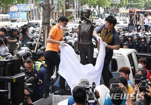 【부산=뉴시스】 하경민 기자 = 31일 부산 동구 일본총영사관 인근에서 동구청 직원 등이 인도 한복판에 놓여진 강제징용 노동자상을 강제 철거하고 있다. 2018.05.31.&nbsp; yulnetphoto@newsis.com 
