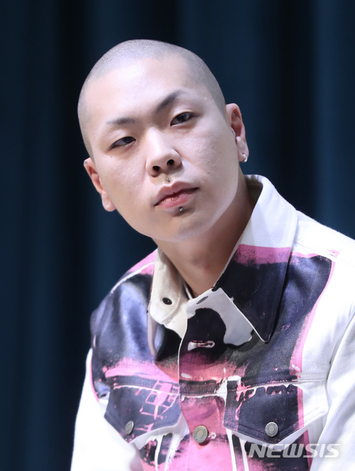 【서울=뉴시스】조수정 기자 = 그룹 혁오의 오혁(보컬,기타)이 31일 오후 서울 여의도동 위워크에서 새 미니앨범 ‘24: 하우 투 파인드 트루 러브 앤 해피니스(24: How to find true love and happiness)’발매 기념 기자간담회에서 질문을 듣고 있다. 2018.05.31. chocrystal@newsis.com