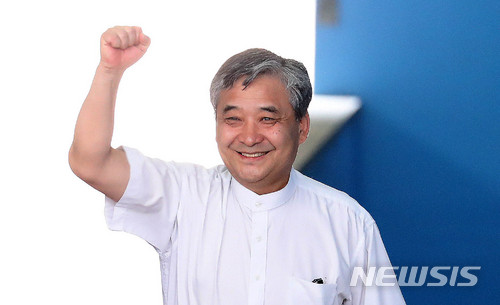 【서울=뉴시스】 추상철 기자 = 정광용 박사모 회장이 지난해 5월31일 항소심 재판에서 집행유예로 석방된 후 법원을 나서며 기뻐하고 있다. 2018.05.31. scchoo@newsis.com