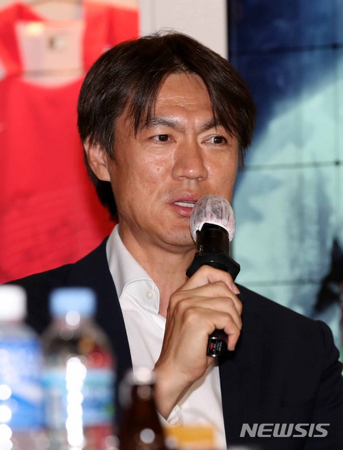 【서울=뉴시스】고범준 기자 = 31일 오후 서울 마포구 서울월드컵경기장 내 풋볼팬타지움에서 열린 한국축구국가대표 러시아 월드컵 선전 기원 '팀2002 간담회 및 친선 풋살 경기'에서 홍명보가 인사말을 하고 있다.&nbsp; 이날 홍명보, 김태영, 최용수, 최진철, 유상철, 안정환, 최성용, 송종국 이천수 등이 참석했다. '팀2002'는 지난 2002 한일월드컵 국가대표 23인과 지도자들로 구성된 멤버다. 2018.05.31.&nbsp; bjko@newsis.com