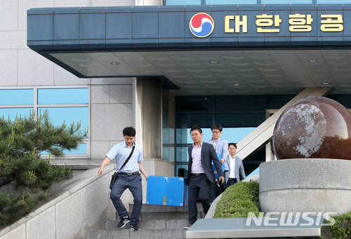 【서울=뉴시스】김선웅 기자 = 조양호 한진그룹 회장 일가의 비자금과 상속세 탈루 의혹을 수사 중인 서울남부지검이 31일 대한항공에 대한 압수수색에 착수했다. 이날 서울 강서구 대한항공 본사에서 압수수색을 마친 검찰 관계자들이 압수품이 담긴 상자를 옮기고 있다. 2018.05.31. mangusta@newsis.com